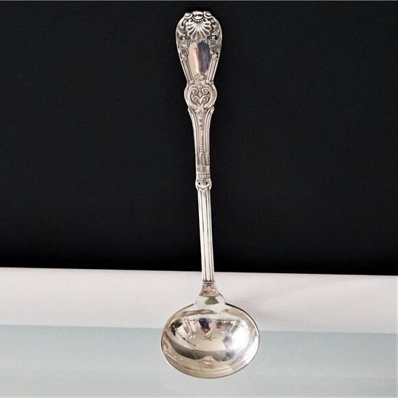Antique WM Rogers Kings Medallion Pattern Gravy Ladle Sauce Spoon Silver Plate - Picture 1 of 9